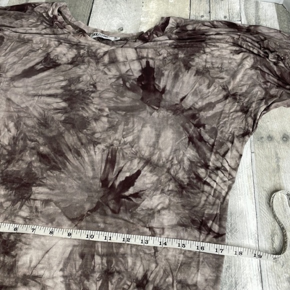 LOCK & Love short sleeve v-neck tee shirt.  Tapered fit. Super soft. Size medium - Picture 7 of 11